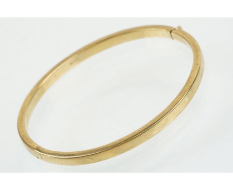 Hallmarked 9ct gold hinged bangle bracelet of square curved form. Hallmarked Sheffield. Measures 6cm wide. 