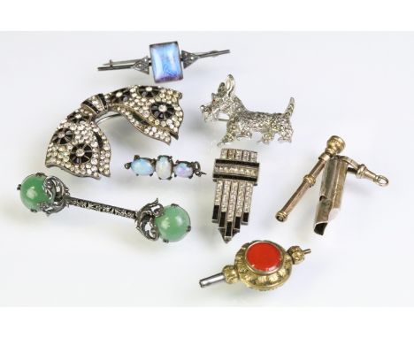 Group of antique and art deco jewellery to include a silver white and black paste bow brooch, silver art deco paste dress cli