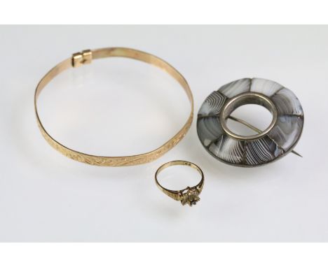 Group of jewellery to include a hallmarked 9ct gold childs bangle having engraved foliate details (hallmarked Birmingham 1973