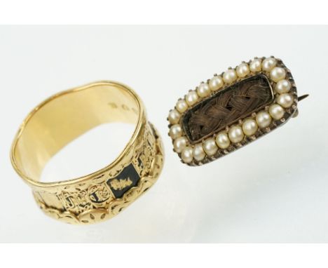 19th Century Victorian 18ct gold mourning ring with traces of black enamel and engraved dedication to band (hallmarked London