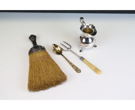 Group of silver items to include a silver creamer jug (hallmarked London 1914), Russian silver enamelled spoon (marked 875), 