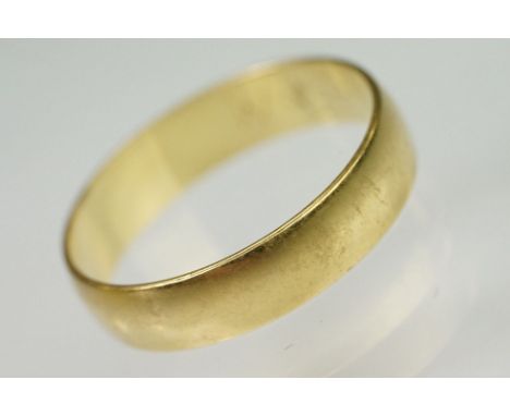 18ct gold hallmarked wedding band ring of D form. Hallmarked Sheffield 1978. Size Q. 