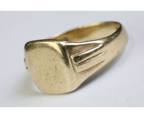 9ct gold hallmarked signet ring having a square head with reeded shoulders. Hallmarked London 1942. Size T. 