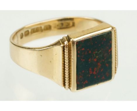 Late Victorian bloodstone agate 15ct yellow gold signet ring, plain polished rectangular bloodstone agate panel, dimensions a