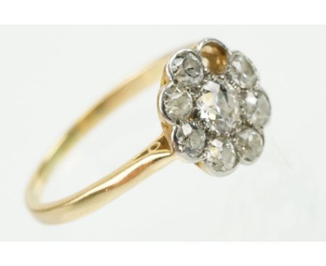 Early 20th Century 18ct gold and diamond daisy cluster ring. The ring being set with eight old cut diamonds (one missing). Ma