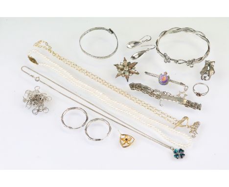 Collection of silver jewellery to include marcasite cat brooch, ID bracelet, bangle, hoop earrings, clover pendant etc. All m