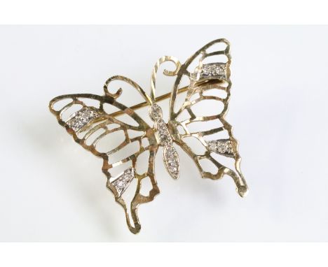 9ct gold hallmarked butterfly brooch having pierced detailing with diamond accent stones. Hallmarked Birmingham. Measures 3cm