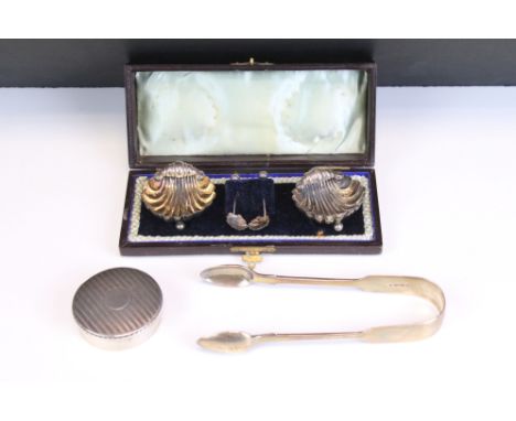 Victorian set of two silver salt cellars of shell form, with matching salt spoons, cased (Birmingham 1894 - 'CBS' makers mark