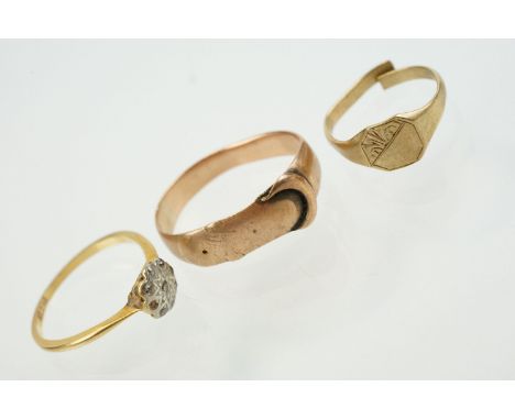 Three antique rings to include an 18ct gold daisy ring (marked 18ct, size M.5), 9ct gold signet ring (a/f, hallmarked), and a