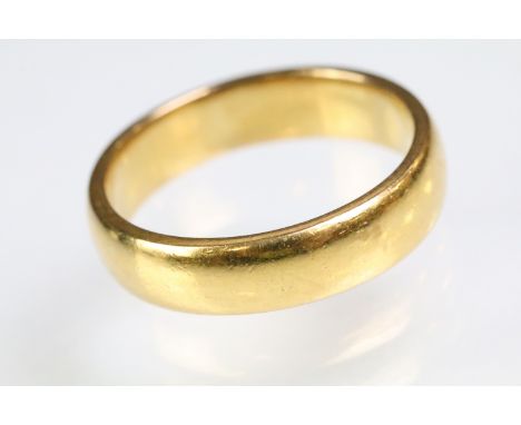 22ct gold hallmarked wedding band ring of plain D form. Hallmarked Birmingham 1919. Size M.5. 
