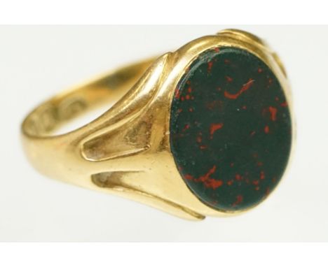 Edwardian early 20th Century 18ct gold and blood stone signet ring. The ring being set with an oval bloodstone panel with ree