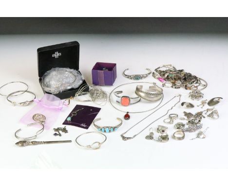 Collection of silver jewellery to include a turquoise set bangle, abalone set bangle, various silver bracelets, silver dress 