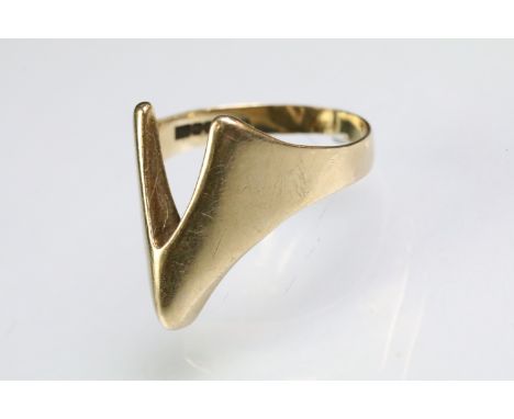 9ct gold hallmarked ring with head spilt in V design. Hallmarked Birmingham 1979. Size R. 