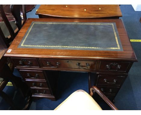 Small two pillar mahogany desk, with inset leather top, 91 x 51 x 81cm