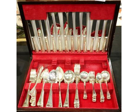 Cooper Bros six setting silver plated canteen, complete. P&amp;P Group 3 (£25+VAT for the first lot and £5+VAT for subsequent