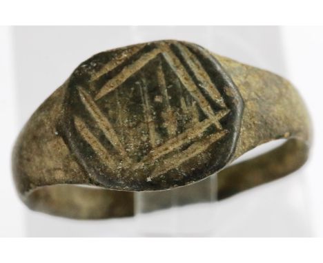 Childs Medieval Iron Geometric ring, D: 14 mm. P&amp;P Group 0 (£5+VAT for the first lot and £1+VAT for subsequent lots) 