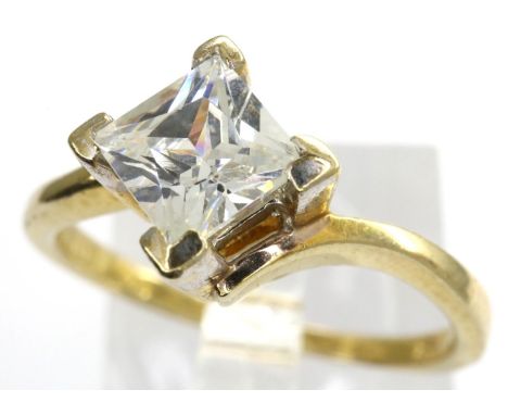 9ct gold stone set solitaire ring, size O, 2.4g. P&amp;P Group 1 (£14+VAT for the first lot and £1+VAT for subsequent lots) 