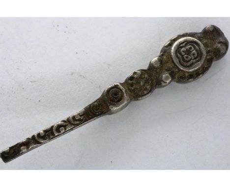 Silver dress pin depicting several period designs, Celtic, Saxon and Tudor, L: 40 mm. P&amp;P Group 0 (£5+VAT for the first l