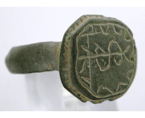 Medieval octagonal ring with sepia engraved in excellent condition, L: 20 mm. P&amp;P Group 0 (£5+VAT for the first lot and £