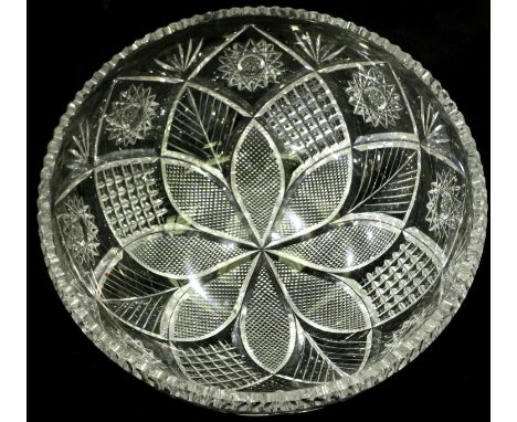 Crystal glass fruit bowl, D: 24 cm, light surface scratches but otherwise no cracks or chips. P&amp;P Group 2 (£18+VAT for th