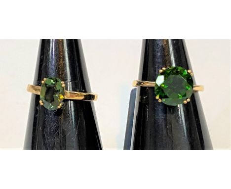 A 9 carat hallmarked gold dress ring set large circular chrome diopside in brilliant green, 2.84 carat, 9 x 9mm, size J/K, 1.