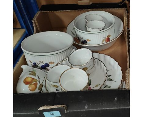 Nineteen pieces of Evesham dinnerware by Royal Worcester 