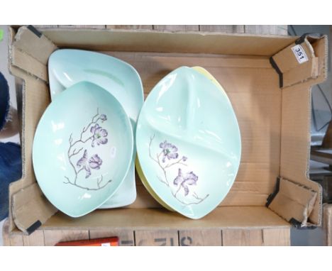 A mixed collection of items to include Carltonware hand painted Australian design servers and bowl (4)