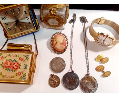 Mixed collectables to include a pair of gold tone cufflinks with crown decoration, a vintage Gents Sekonda wristwatch with go