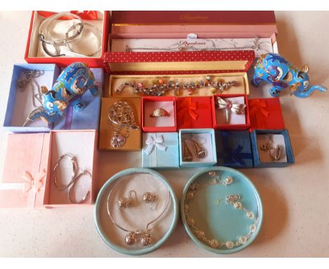 A quantity of costume jewellery, mainly silver items, to include a modern Kit Heath silver adjustable bangle and 2 earlier en