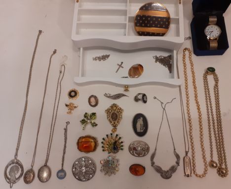 A modern white wooden jewellery box and contents to include a Sphinx peacock brooch and others, a white metal and amber brooc