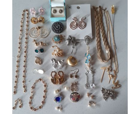 A quantity of costume jewellery to include a pair of 9ct gold Celtic style pierced earrings with one gold earring back g, a p