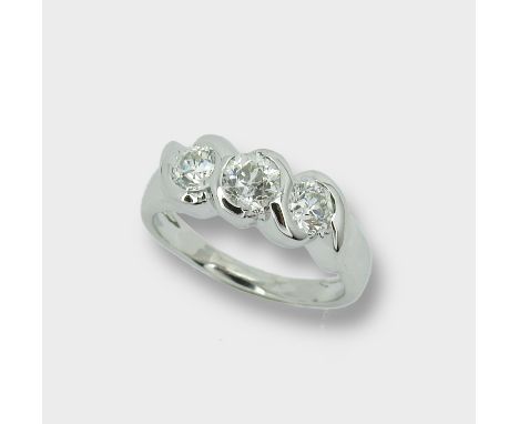 Hochwertiger Diamantenring 18 K Weißgold, gestempelt. Exquisiter Trilogy-Ring besetzt mit 3 Diamanten von seitlich je ca. 0,4