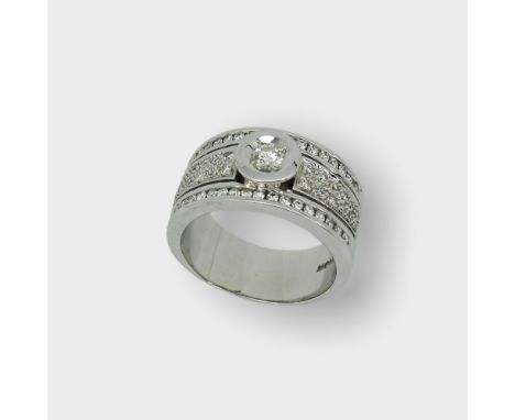 Eindrucksvoller Diamantring 14 K Weißgold, gestempelt und mit Juweliermarke „Moncara“ versehen. Eleganter Bandring besetzt mi