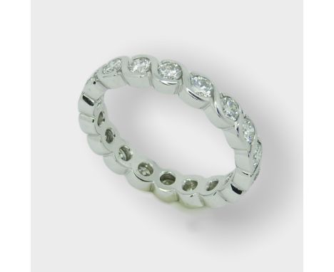 Zeitloser Memory-Ring 14 K Weißgold. Klassischer Memoire-Ring besetzt mit 18 Diamanten von zus. ca. 1,4 ct, fein in einer wel