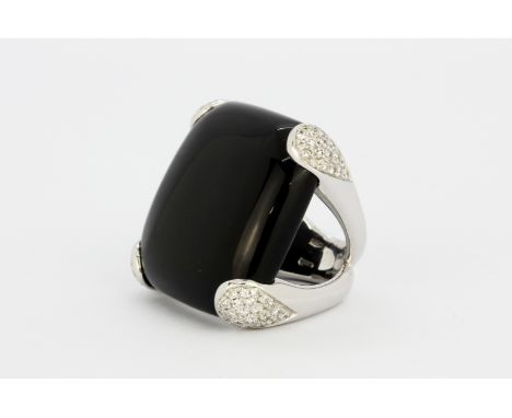 An 18ct white gold ring set with onyx and diamonds, L. 2.5cm, (K).