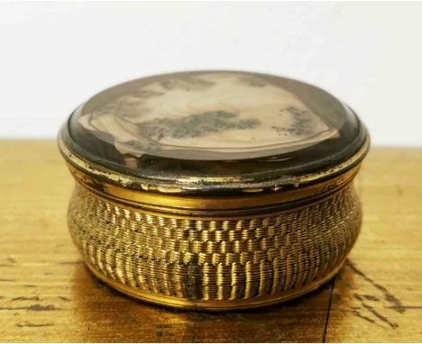 A fine 19th C. engine turned gilt metal and hardstone hinged snuff box, dia. 5cm.