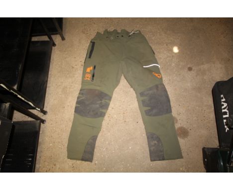 A pair of Progress chainsaw safety trousers (Size 2XL)