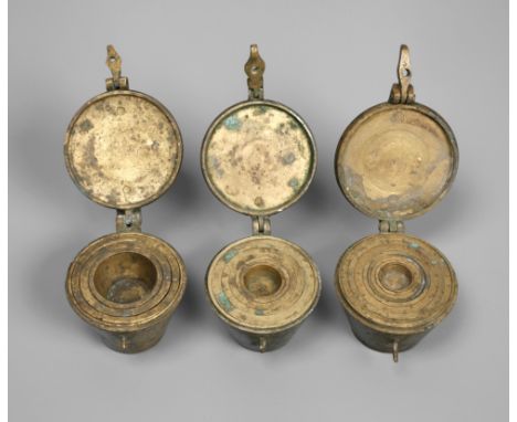 Drei Bechergewichtssätze19. Jh., Bronze mehrteilig gegossen, teils gemarkt, nicht ganz komplett, H max. 4,5 cm.