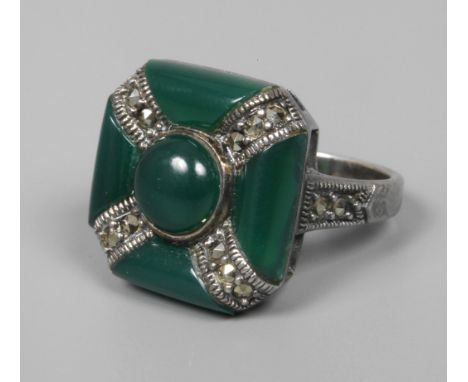 Damenring Art découm 1920 bis 1930, Silber gestempelt 925, ca. 17 mm hoher quadratischer Ringkopf, besetzt mit grünem Achat u