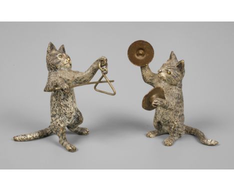 Wiener Bronze zwei musizierende Katzenum 1900, unsigniert, Bronze fein ziseliert und polychrom in Kaltbemalung staffiert, zwe