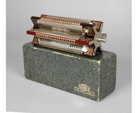 Mundharmonika HohnerMitte 20. Jh., gemarkt Harmonica M. Hohner, sternförmiges Gehäuse ornamental geprägt, mit verchromten Met