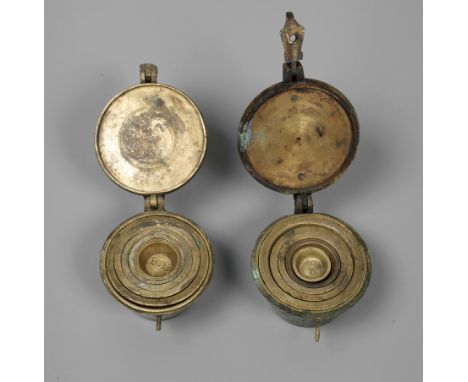 Zwei Bechergewichtssätze19. Jh., beide gemarkt, Bronze mehrteilig gefertigt und montiert, nicht ganz komplett, Altersspuren, 
