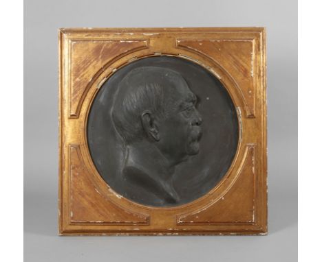 Adolf von Hildebrand, Relief Otto von BismarckEnde 19. Jh., ligiertes Künstlermonogramm AH, Bronze dunkel patiniert, in Golds
