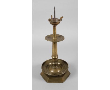 Großer barocker Scheibenleuchterwohl Ende 17. Jh., Bronze gegossen, auf hexagonalem Fuß, Schaft und Tropfscheiben mit Rillenb