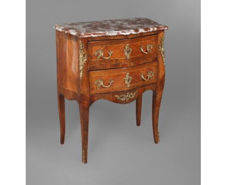 Kleine Kommodeum 1870, im Rokokostil, Mahagoni und Rosenholz auf Nadelholz furniert, Schübe aus massiver Eiche, schlanker bom