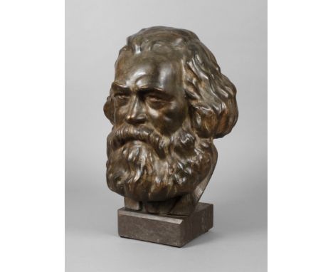 Lebensgroßes Kopfstück Karl Marx1960er Jahre, Stukko bronziert, Marmorsockel rückseitig mit Klebeetikett "Rat der Gemeinde In