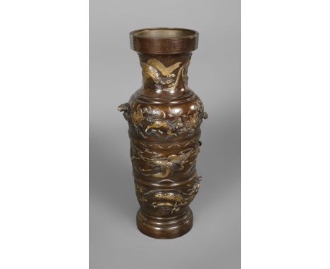Übergroße Bodenvase1. Hälfte 20. Jh., reliefierte Neun-Zeichen-Plakette, Bronze gegossen und dunkelbraun patiniert bzw. gold-