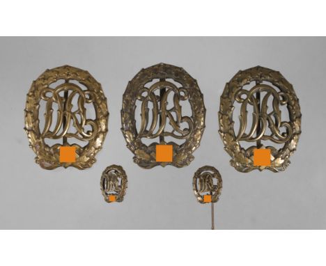 Drei SportabzeichenBronze, Hersteller Wernstein Jena, dazu zwei Miniaturen 18 mm als Nadel (Steinhauer und Lück) und mit Sich