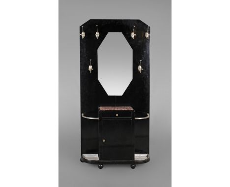 Wandgarderobe Art décoFrankreich, um 1930, Holz schwarz lackiert, Beschläge aus vernickeltem Messing, mit stilisierten Floral