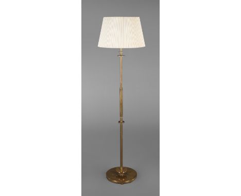 Stehlampe Art decó deutsch, 1920er Jahre, Gestell aus massivem Messing, Fuß aus Eisenguss mit Messingblech verkleidet, dreifl